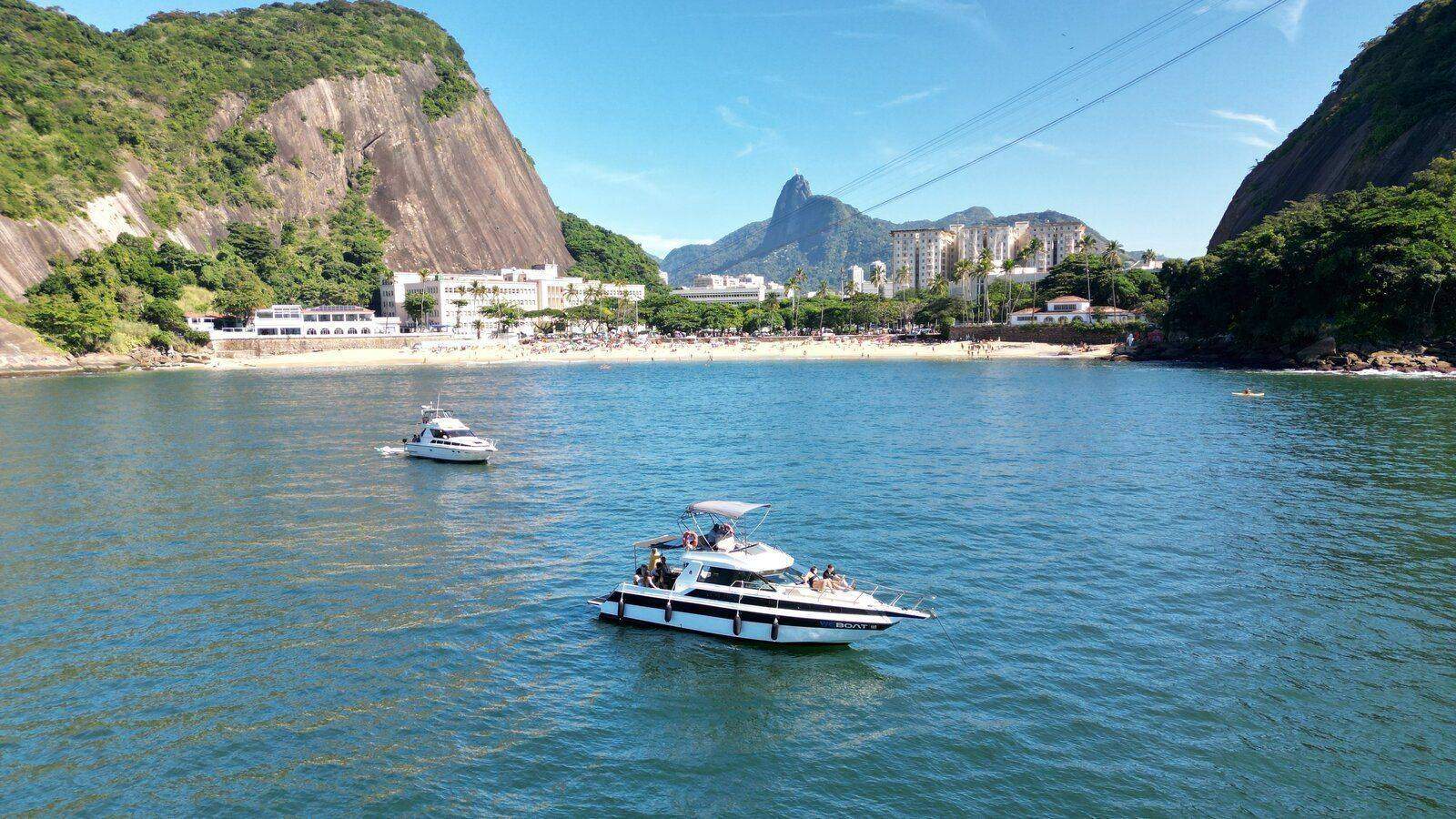 Lancha privativa navegando na Baía de Guanabara com o Pão de Açúcar ao fundo
