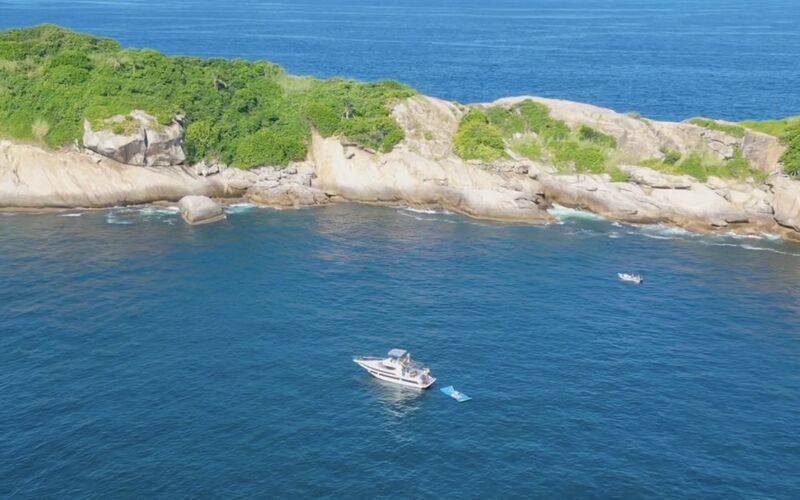 Passeio de lancha nas Ilhas Cagarras - mergulho em aguas cristalinas