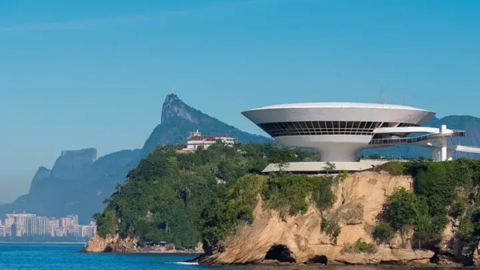 MAC Niterói visto do mar com Cristo Redentor ao fundo - Roteiro Volta Completa